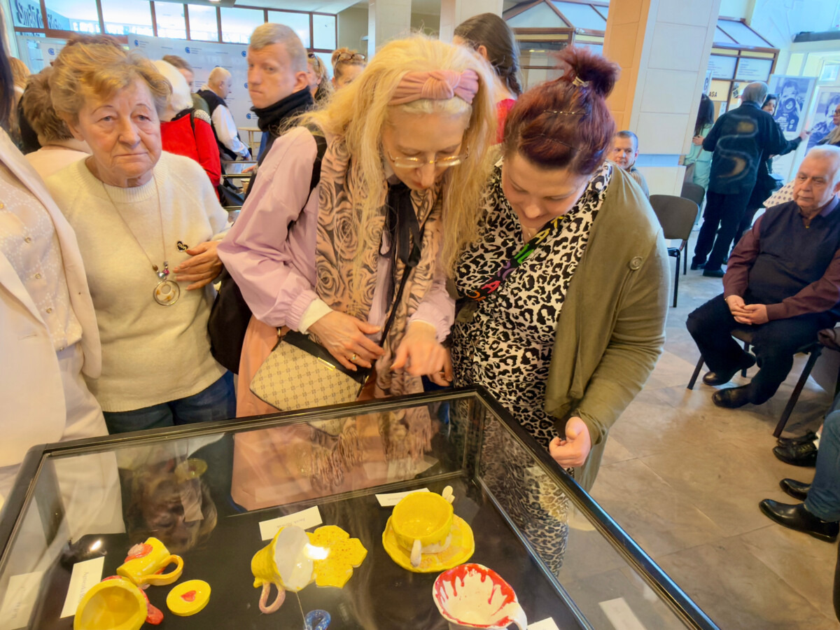 Filiżanki z duszą w OCK. Wzruszający wernisaż ŚDS - FILM, FOTO