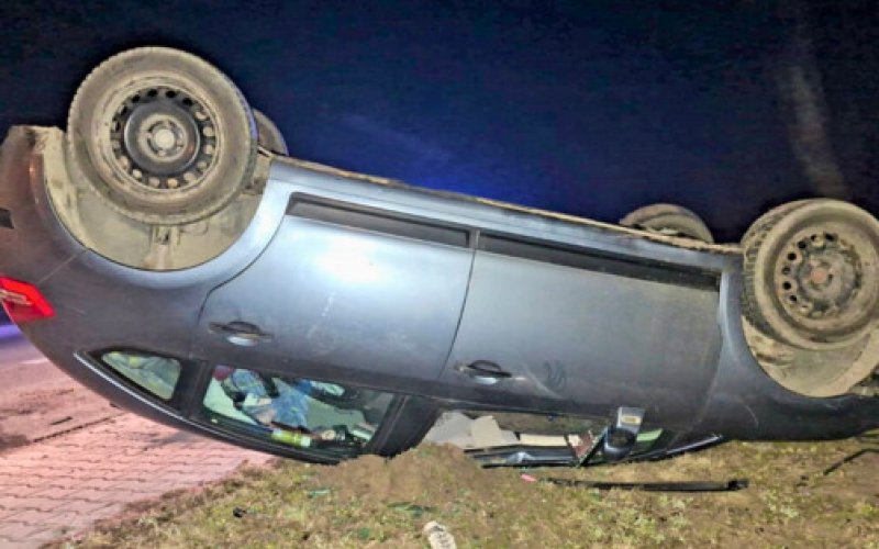 Citroen dachował w Łowiczkach, volkswagen w ogrodzenie - FOTO