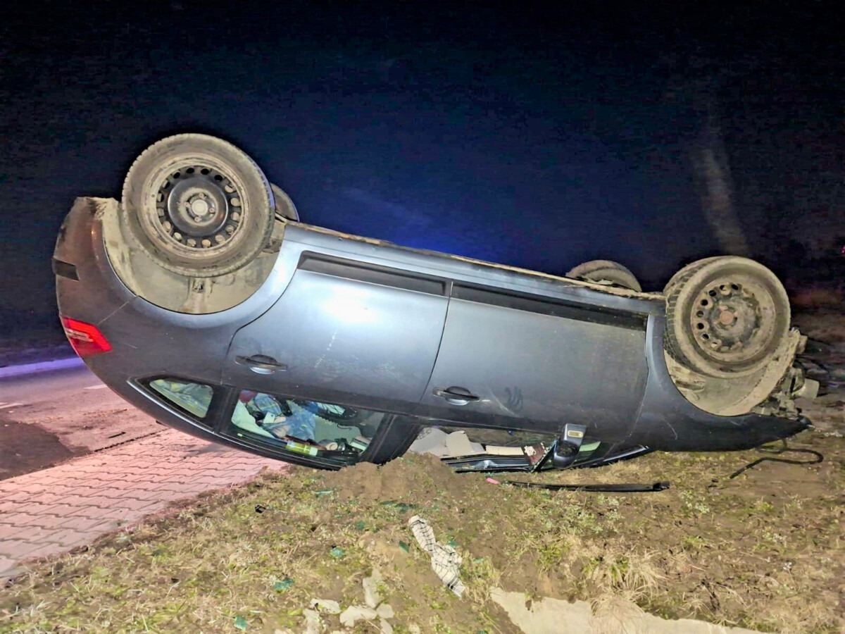 Citroen dachował w Łowiczkach, volkswagen w ogrodzenie - FOTO