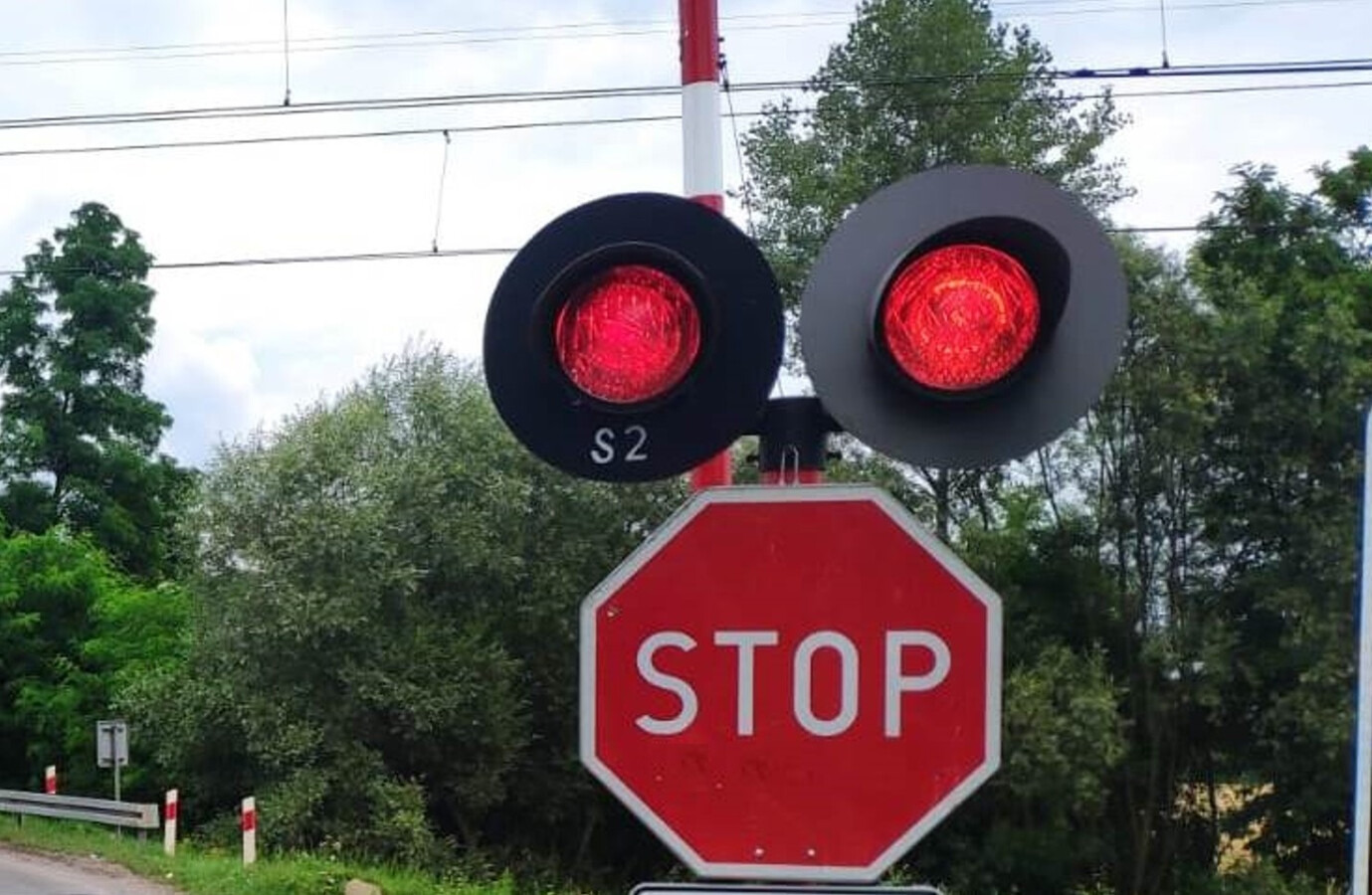 Wjechała pod rogatki. Szlaban uderzył w auto
