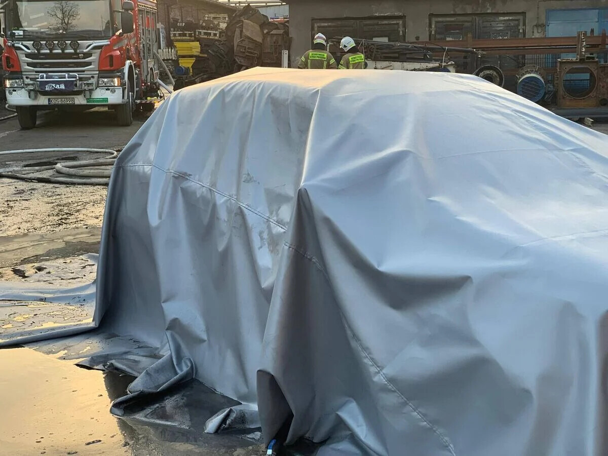 Ogień objął elektryka. Strażacy chłodzili baterię