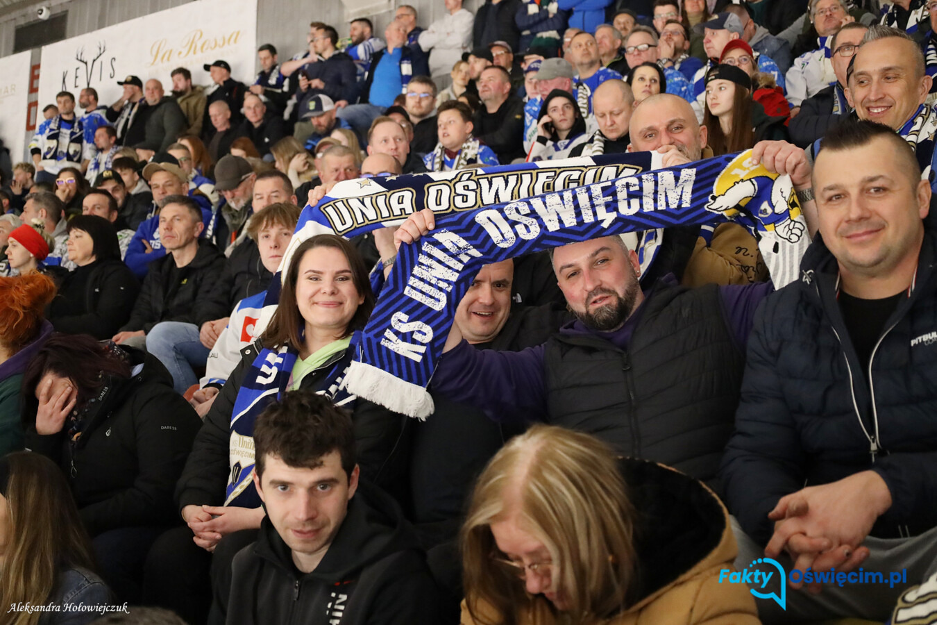 Emocje na trybunach. Zobacz zdjęcia z hali - FOTO