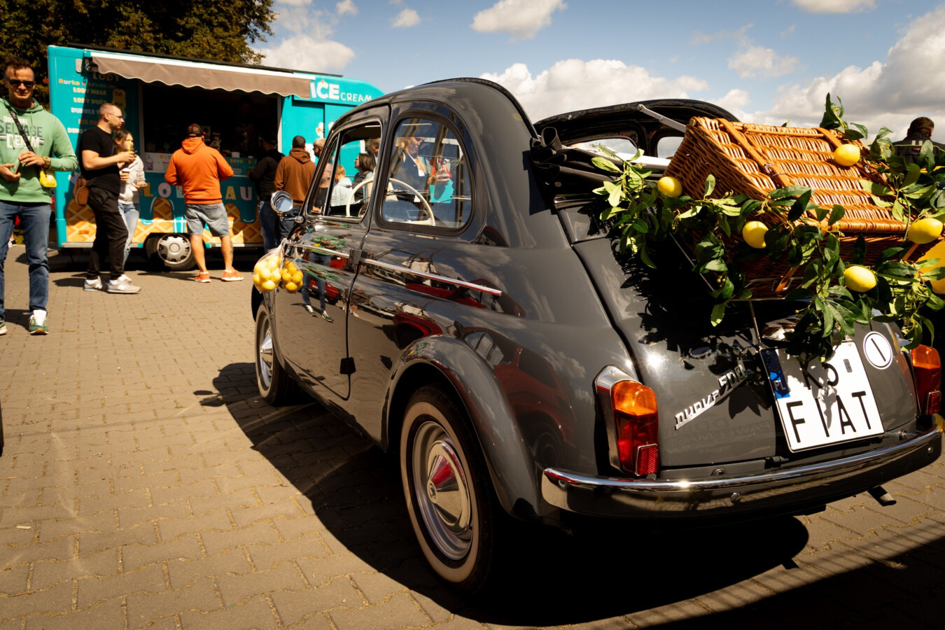 Zabytkowe auta wracają na stadion - FOTO
