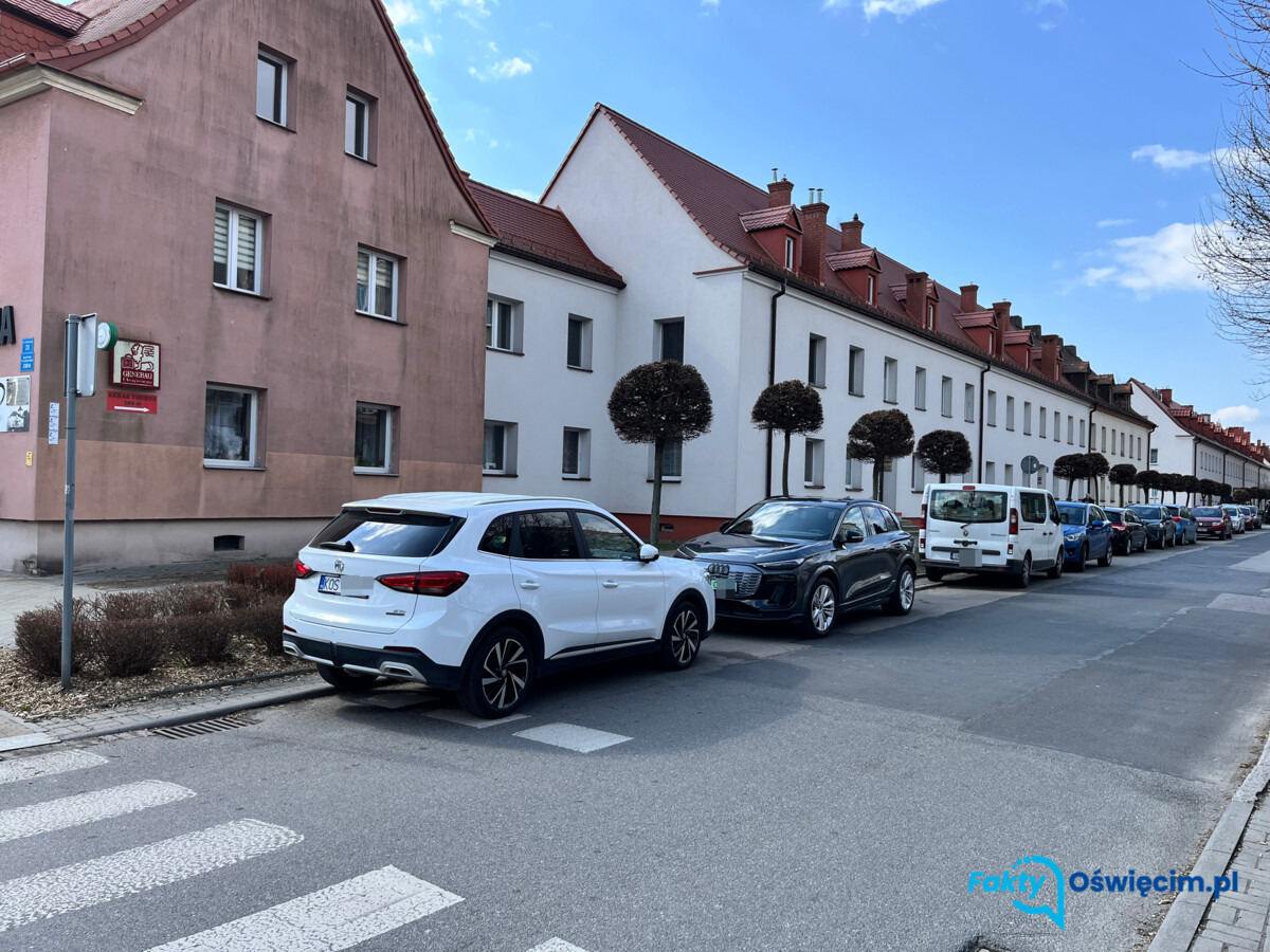 Nagminnie ignorują zakaz zatrzymywania, parkują tuż przy przejściu dla pieszych - FOTO