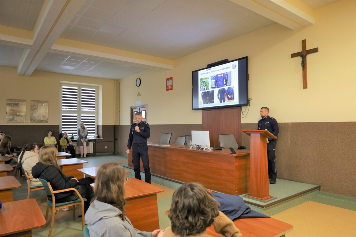 Maturzyści poznali kulisy pracy w policji - FOTO