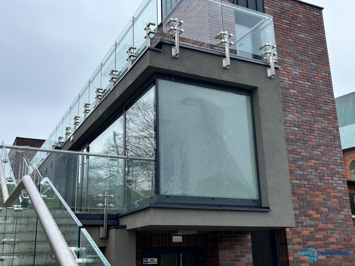 Wandale na Bulwarach zniszczyli szybę za 30 tysięcy złotych