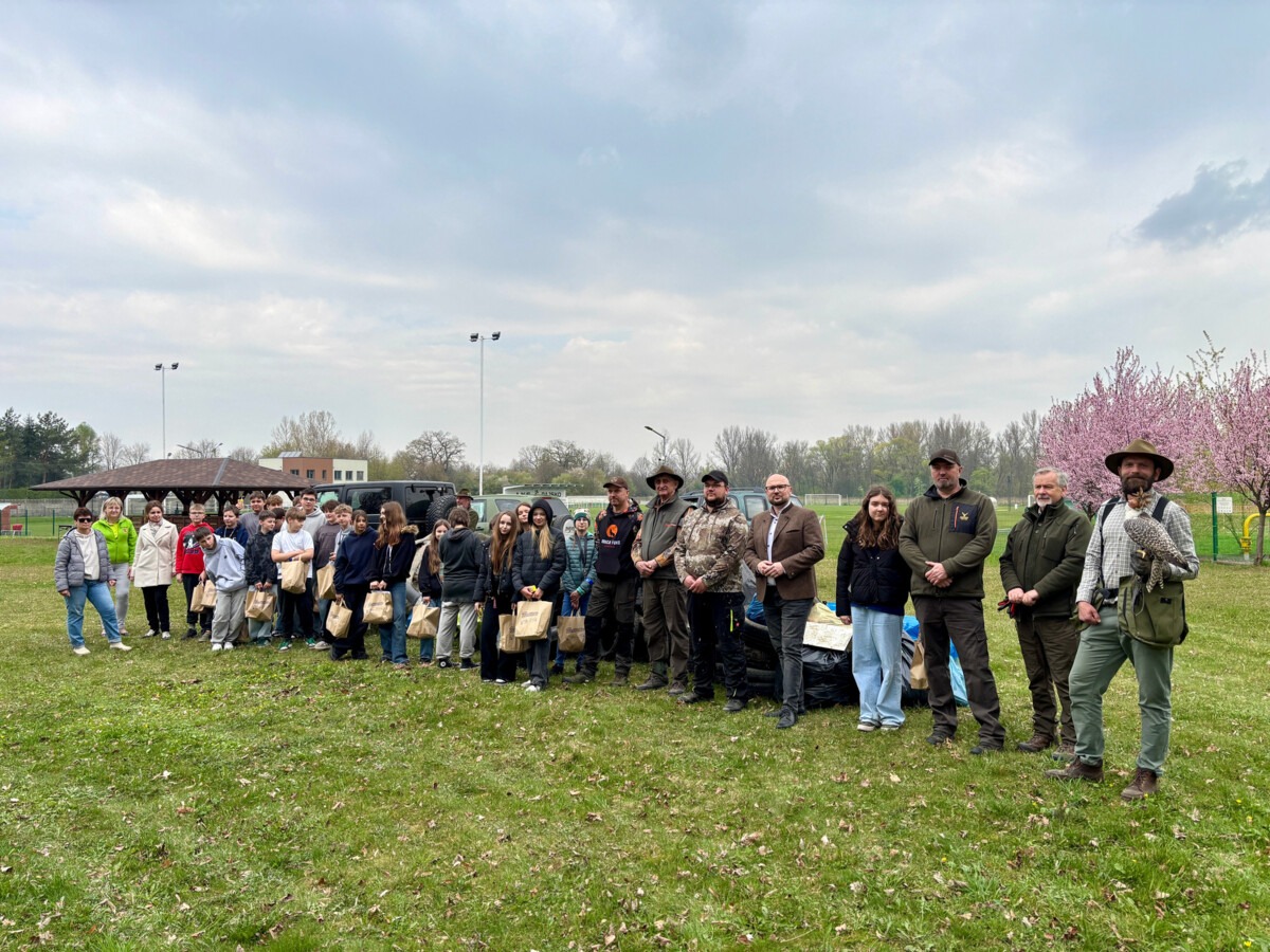 Opony i basen w krzakach. Akcja w Rajsku - FILM, FOTO