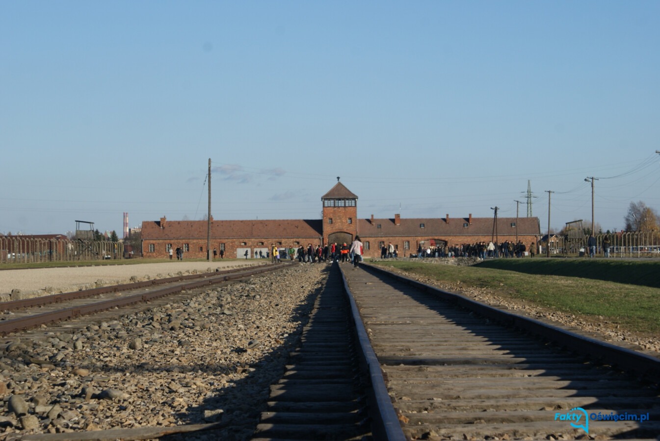 Niecierpliwi turyści pokonali płot, by wejść do muzeum Birkenau