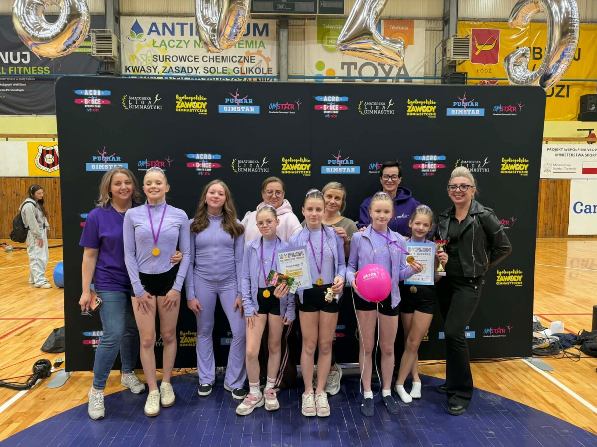 Gimnastyczki Akroproces na stopniach podium - FOTO