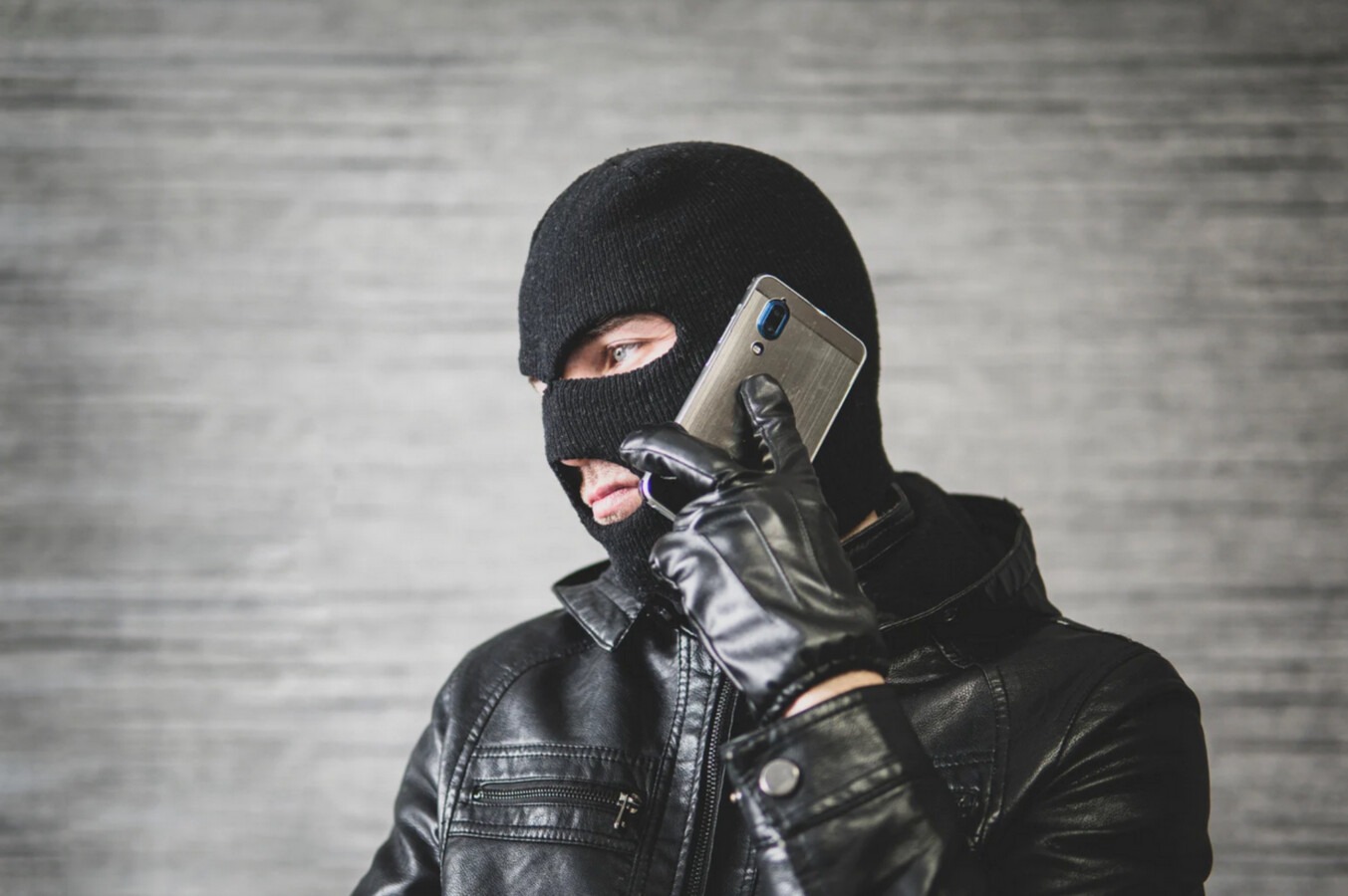 Oddał 200 tysięcy fałszywemu policjantowi