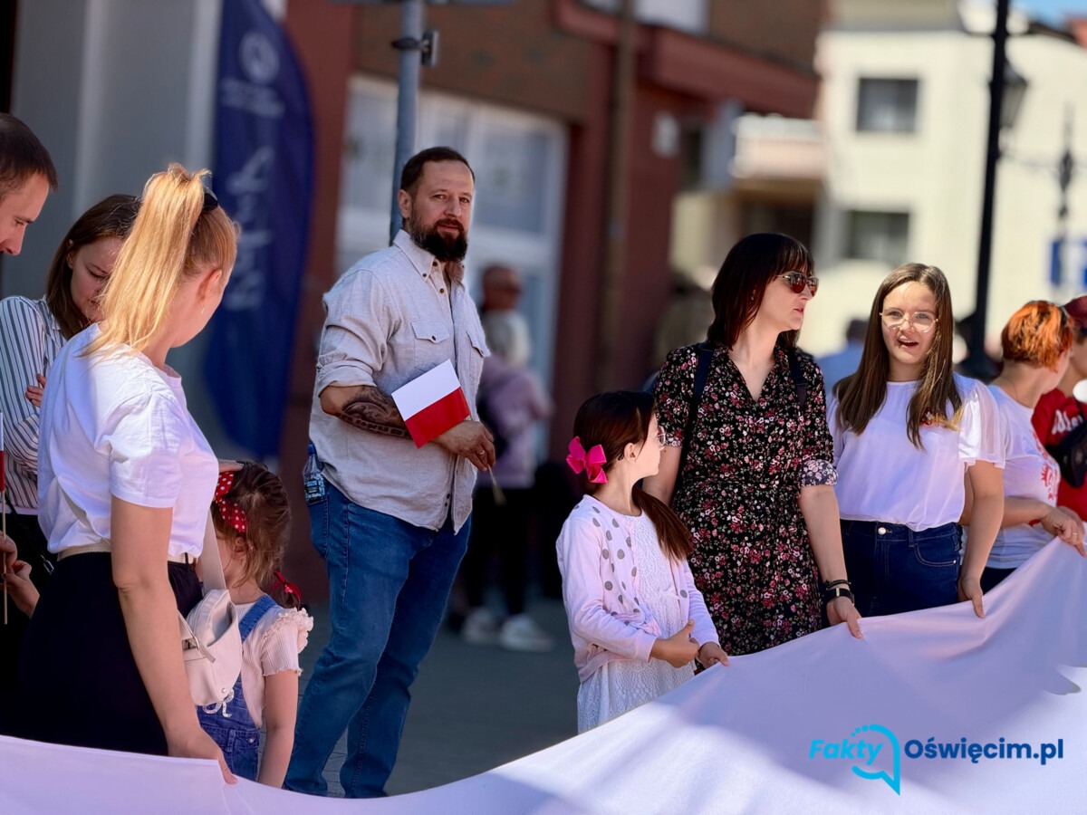 Ponieśli biało-czerwoną przez centrum Oświęcimia - FILM, FOTO