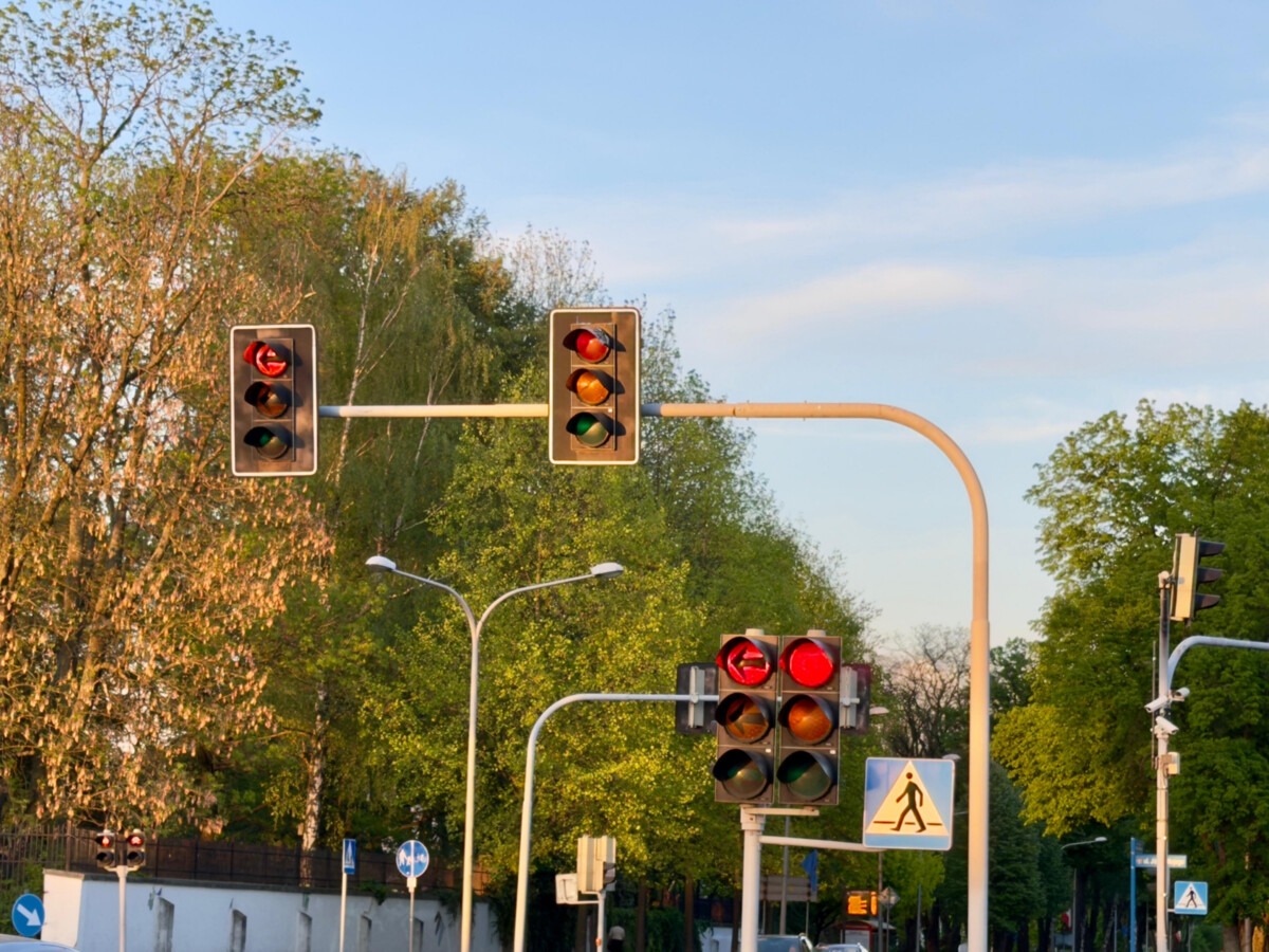 Czerwone światło nie świeci na głównej arterii miasta
