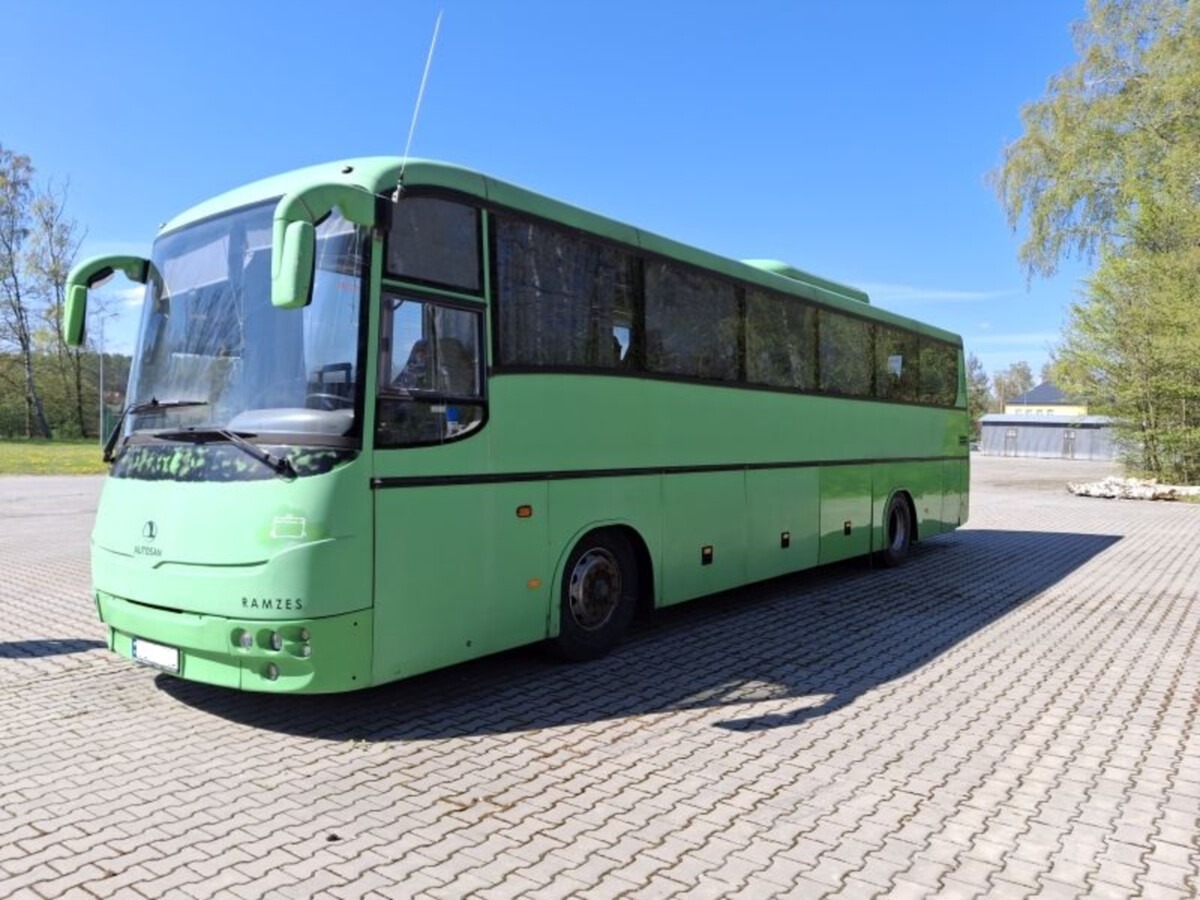 Autobus, cysterna i wojskowy sprzęt na sprzedaż. 133 pozycje z demobilu