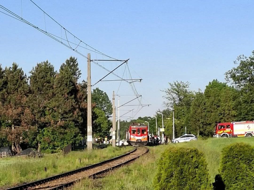 Jedna osoba poszkodowana po zderzeniu z pociągiem. Są utrudnienia