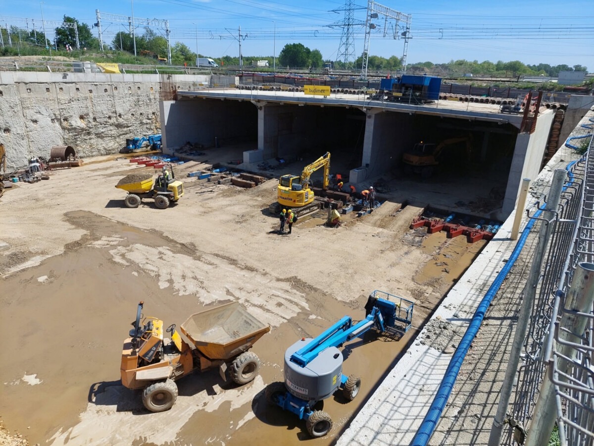 Połowa przeciskania konstrukcji tunelu pod torami zakończona - FOTO