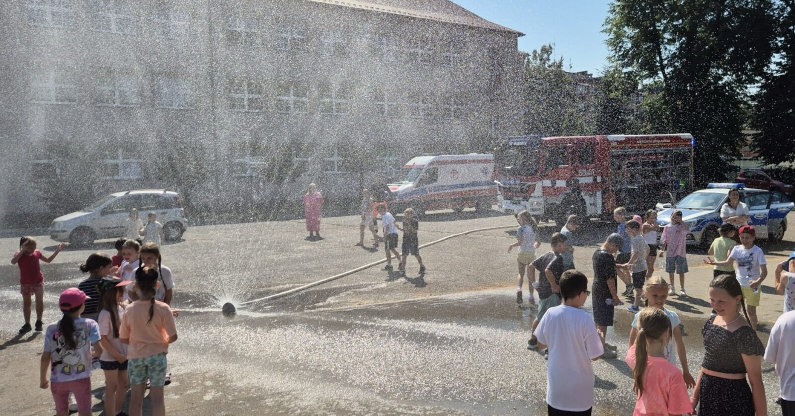Półkolonia ze służbami i kurtyną wodną - FOTO