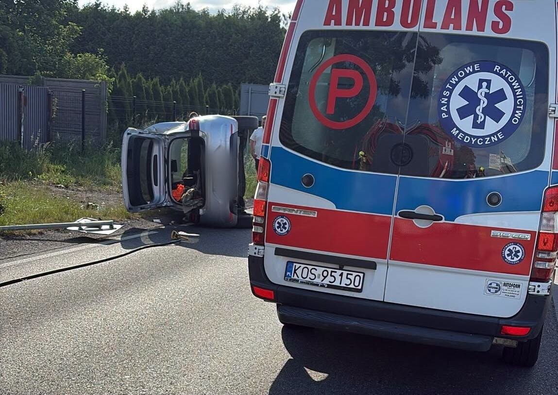Dachowanie samochodu w Osieku. Są utrudnienia na drodze