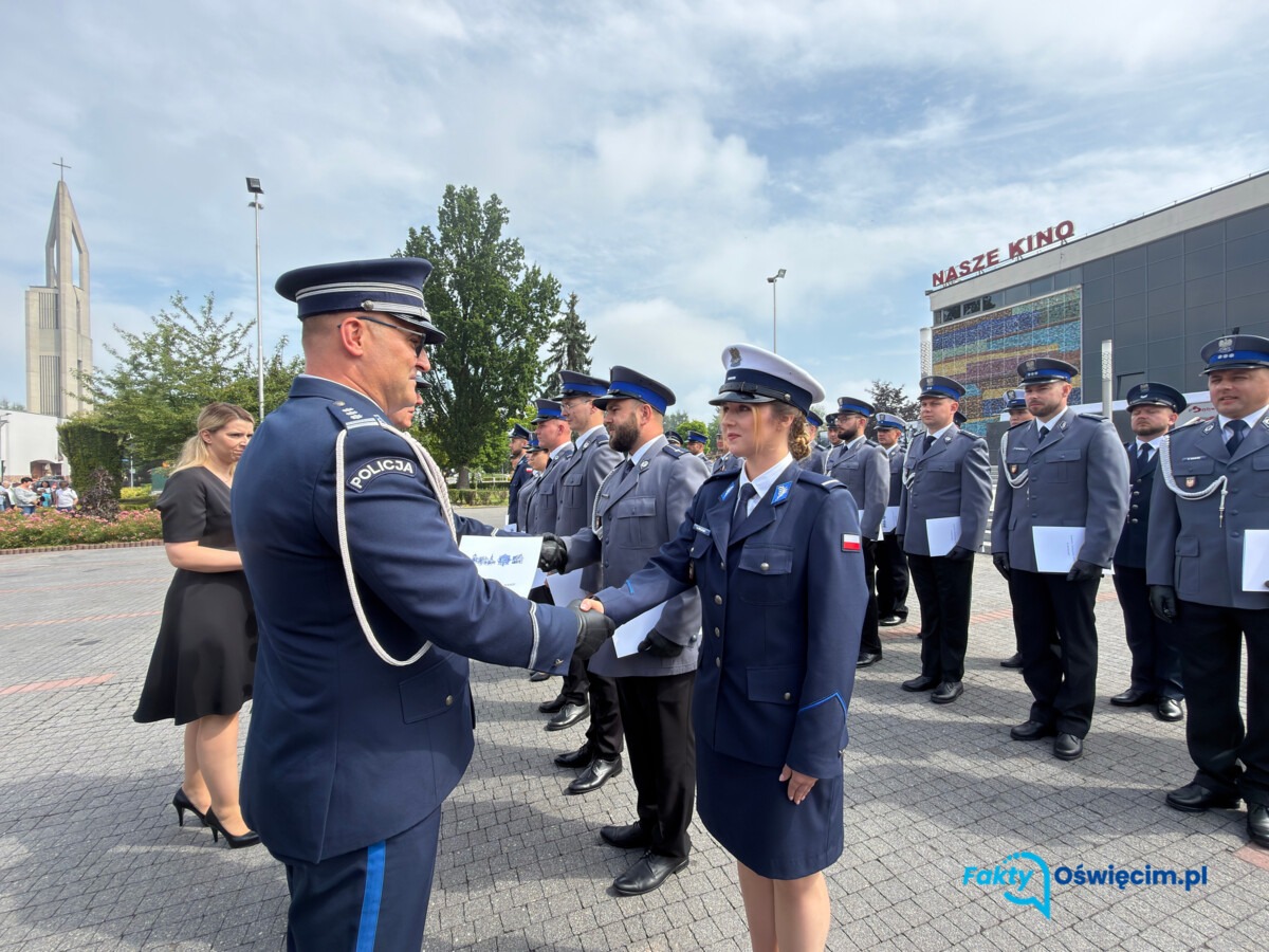 Awanse, odznaczenia i podziękowania dla policjantów - FILM, FOTO