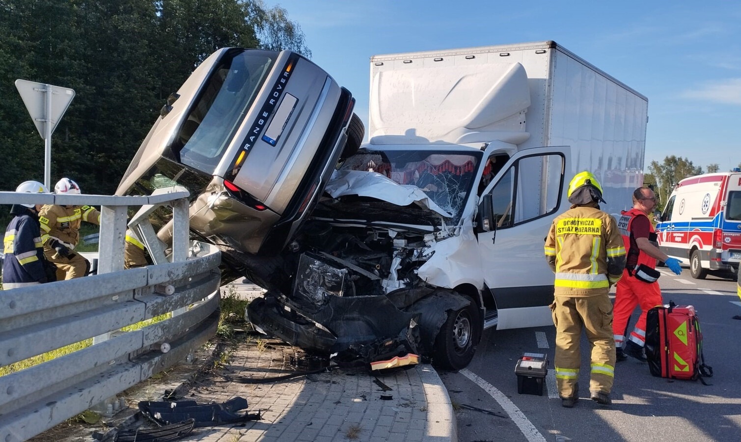 Strażacy wycinali kierowcę z rozbitego auta