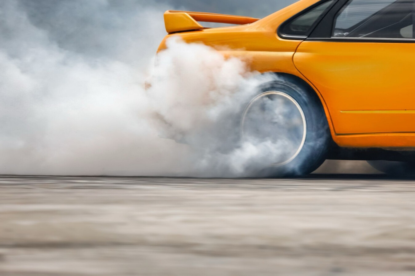 Driftował „beemką” jadąc ruchliwą drogą przez Zaborze