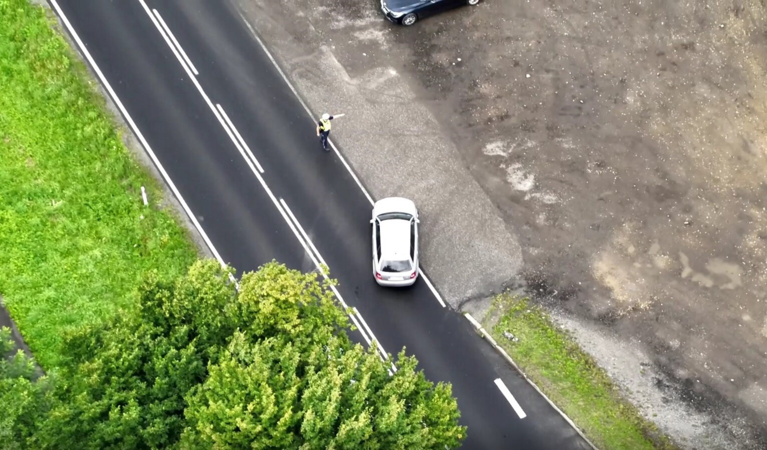 Policyjny dron zarejestrował pijaną kobietę prowadzącą samochód - FILM