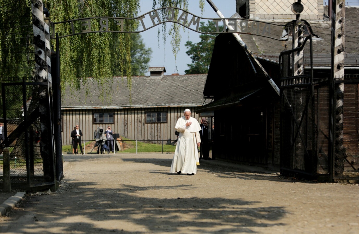 Przejmująca cisza w Auschwitz… 10 lat temu papież Franciszek odwiedził miejsce pamięci - FOTO