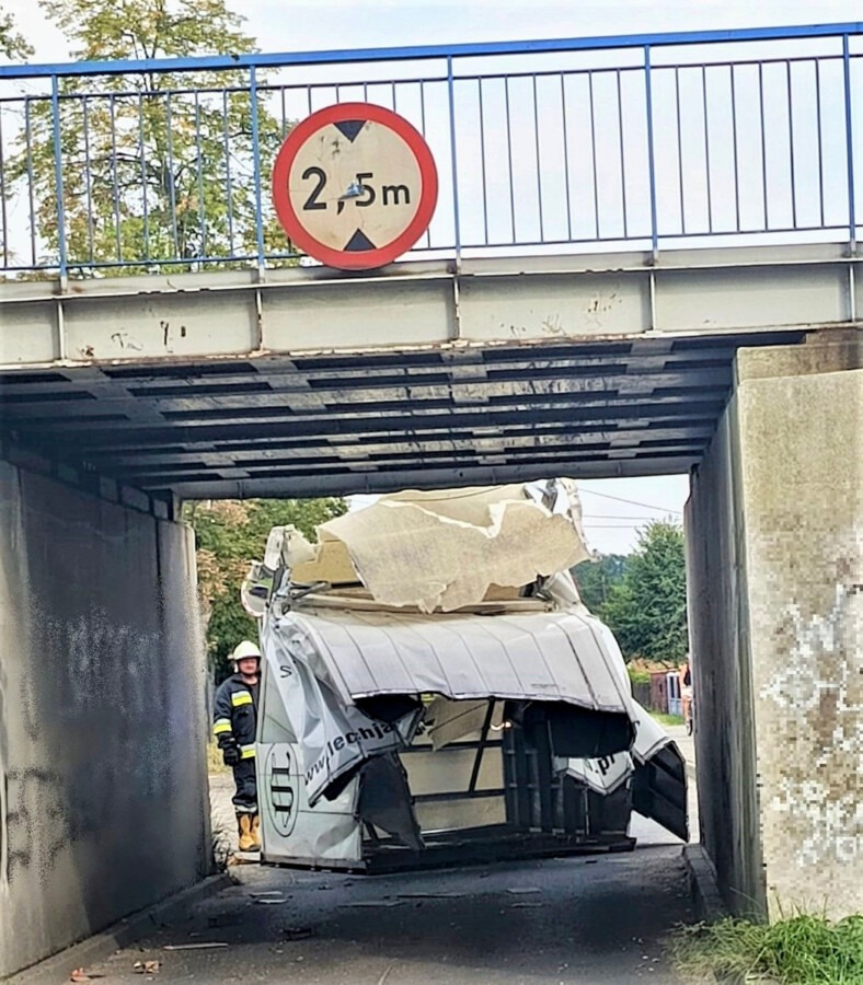 Nie zmieścił się pod wiaduktem. Kierowca słono zapłaci - FOTO