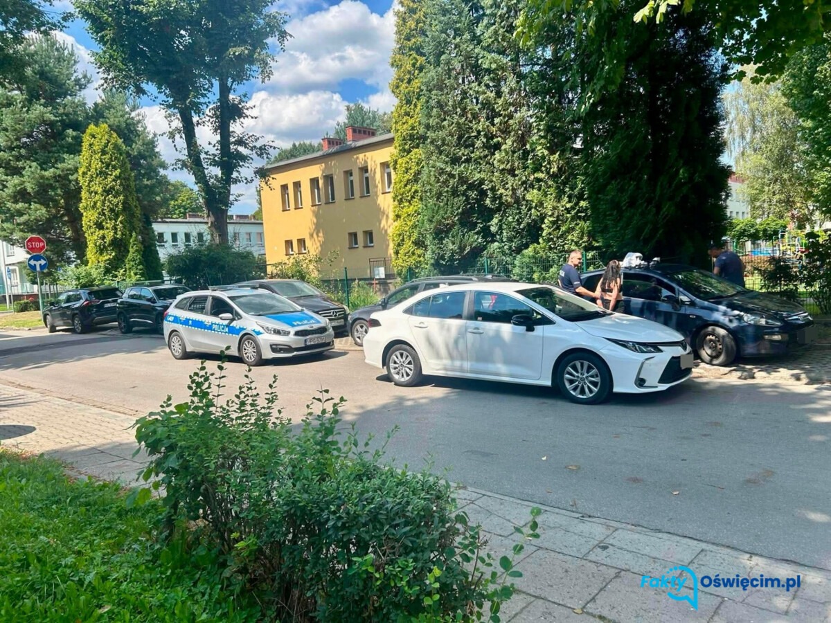 Ukradli samochód, zaparkowali w sąsiedztwie komendy policji i zasnęli - FOTO