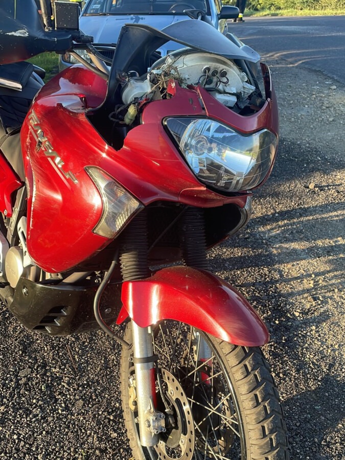 Zderzenie motocykla z samochodem. Dwie osoby w szpitalu