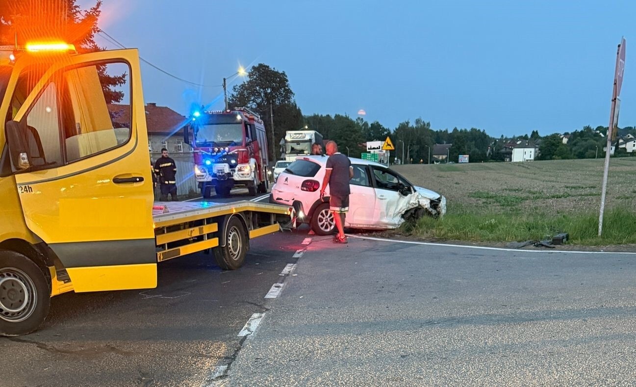 Wypadek na skrzyżowaniu w Osieku. Jedna osoba w szpitalu