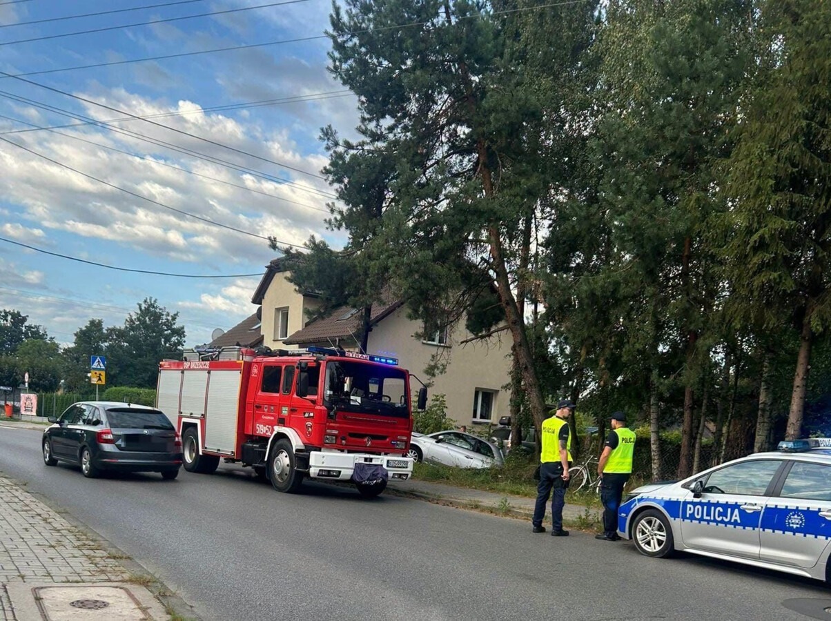Samochód wypadł z drogi. Utrudnienia w Brzeszczach