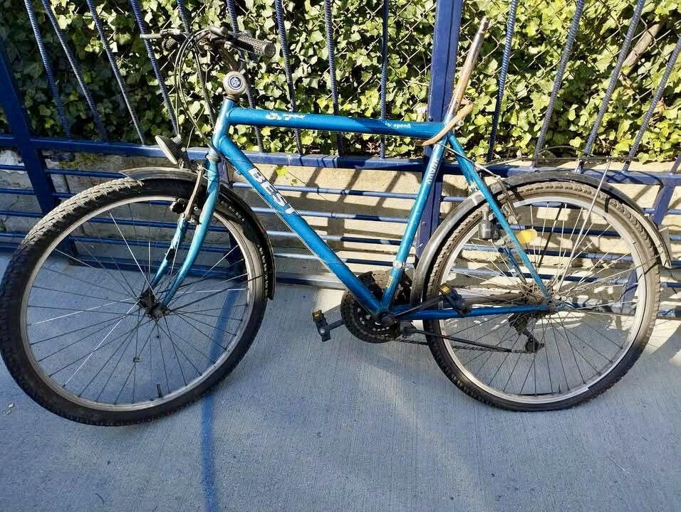 Kto przypiął rower do prywatnego ogrodzenia?