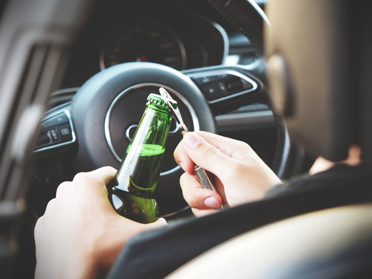 Jechał po alkoholu, narkotykach i bez uprawnień