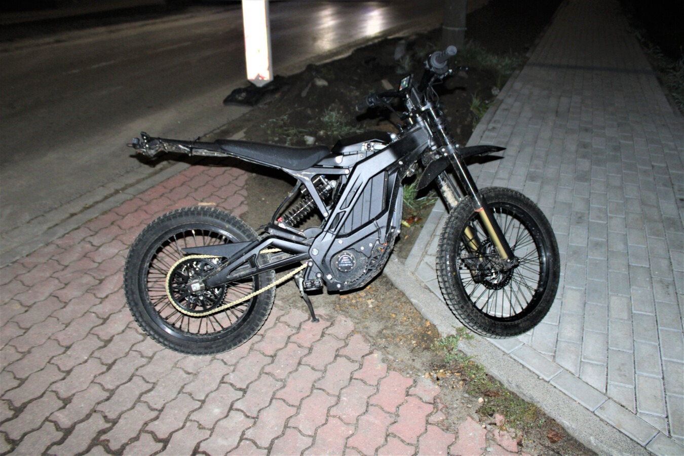 Potrącił policjanta. Jechał motocyklem pod prąd, po narkotykach i bez uprawnień