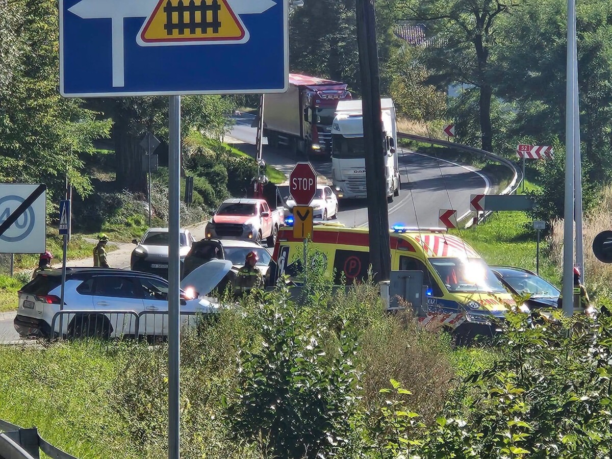 Zderzenie dwóch aut przy przejeździe kolejowym
