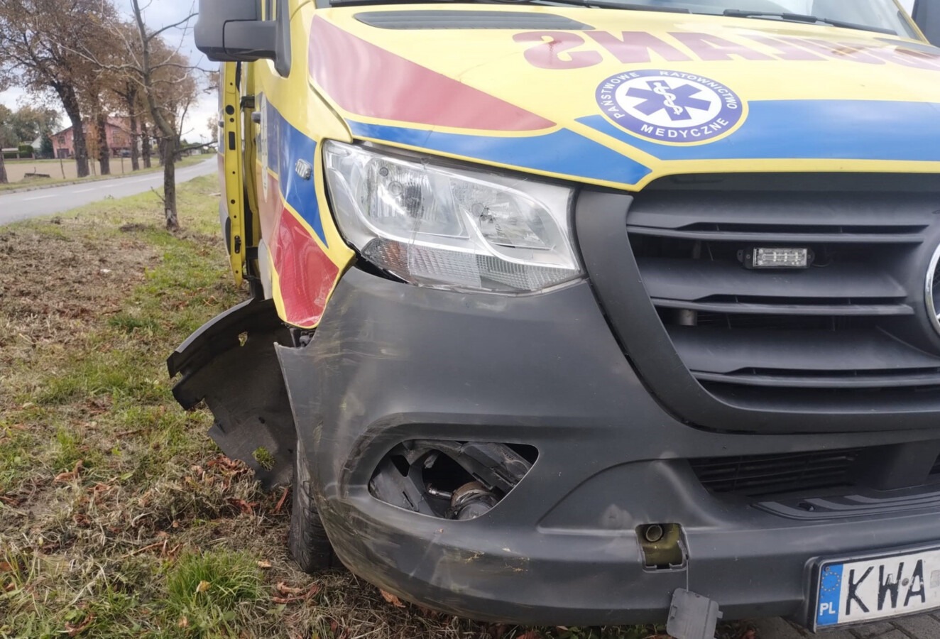 Samochód osobowy zderzył się z ambulansem. Pojazdy wypadły z drogi