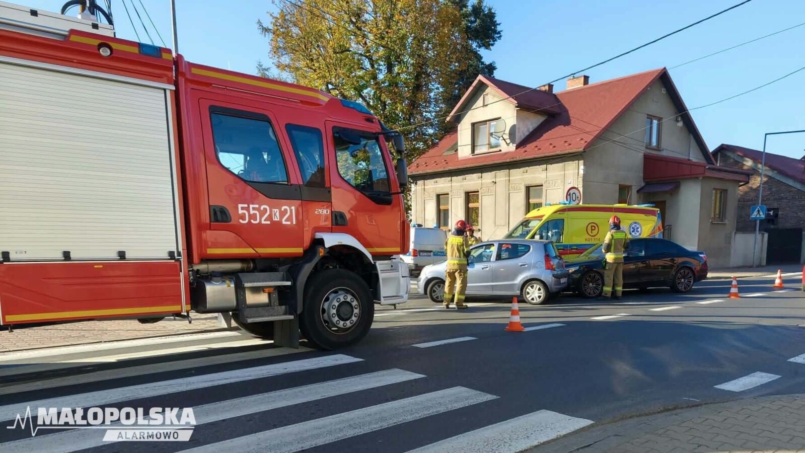 Zderzenie trzech aut w Kętach. Są utrudnienia - FOTO