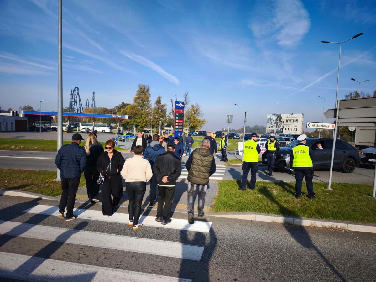 Mieszkańcy zablokowali DK44. Protest w sprawie przejazdu trwa - FILM, FOTO