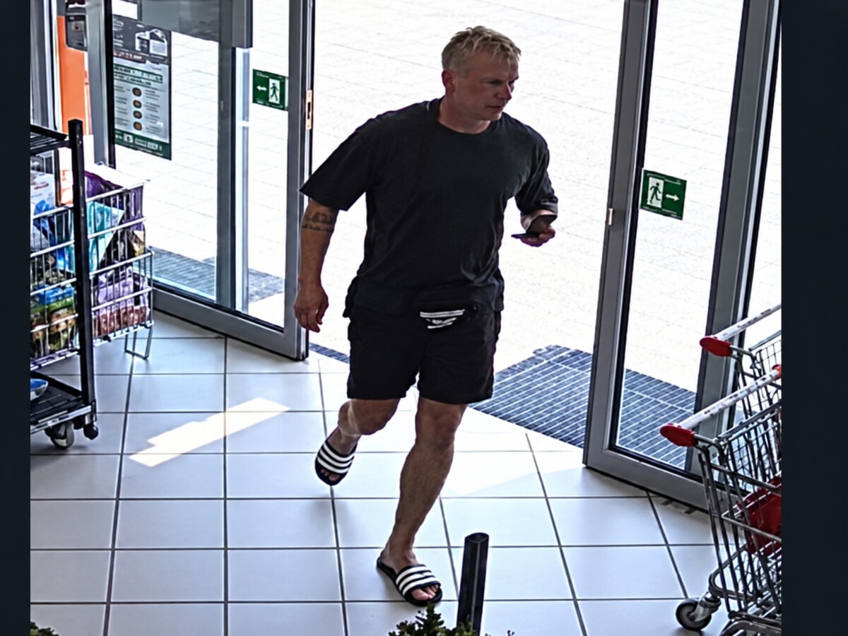 Tatuaż na łydce i blond włosy. Kto go rozpoznaje?