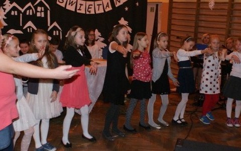 Wielopokoleniowe kolędowanie w babickiej szkole – FILM, FOTO