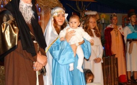 Basia zagrała Jezuska w przeciszowskich jasełkach – FILMY, FOTO