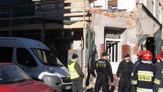 Zerwał się balkon – dwaj robotnicy ranni