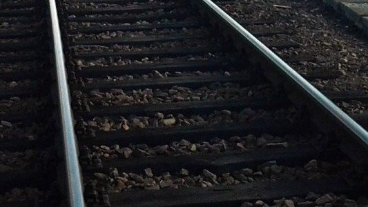 Spacerowała po torach, bo… szukała słuchawek