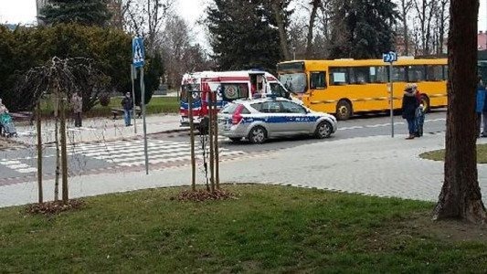 Zaatakował ratowników medycznych i uderzył lekarkę