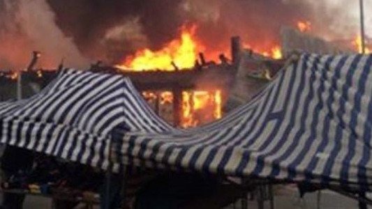 Płonie pawilon przy kopalni Piast w Bieruniu – FOTO