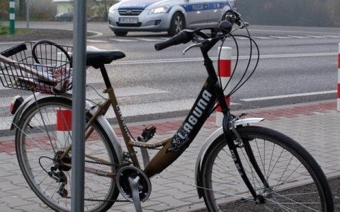 Jeden potrącił rowerzystę, drugi wjechał w przystanek