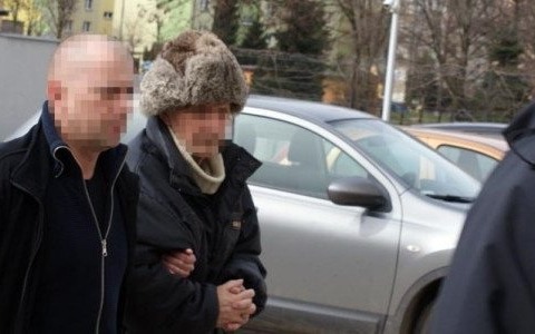 Prokurator przesłuchuje podejrzanego o uduszenie żony