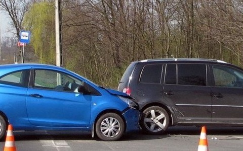 Dwie osoby w szpitalu po zderzeniu samochodów