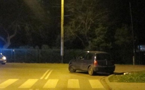 Kolejna kraksa przy skręcie w lewo