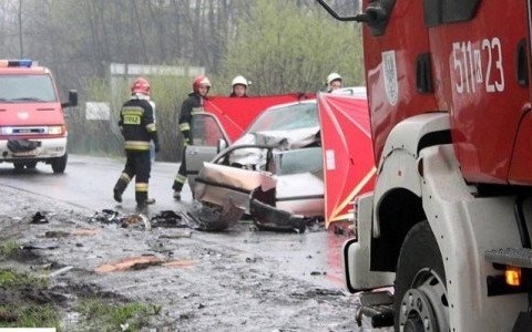 Zderzenie samochodów w Brzeszczach. Jedna osoba zginęła – FOTO